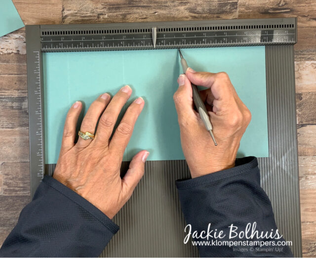 use-a-scoring-board-to-mark-the-fold-lines-of-accordion-tri-fold-card